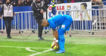 火箭与开拓者交易四名球员及选秀权，换得阿夫迪亚，以解决薪资压力和阵容调整。