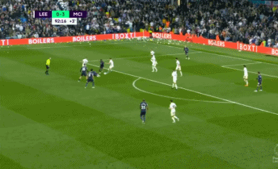 法兰克福球迷在诺坎普球场对巴萨支持者发动投掷袭击