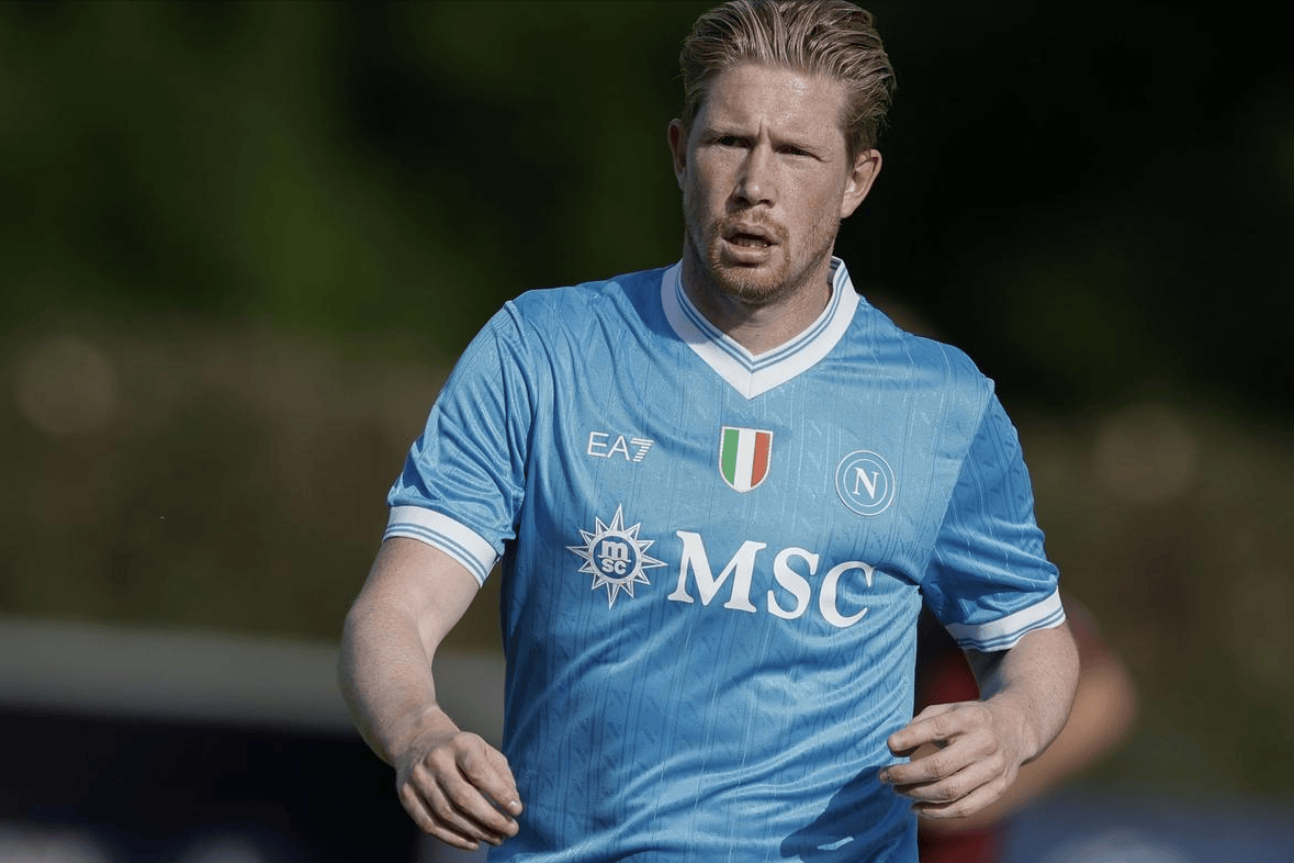 成都蓉城教练组现场观战中韩战，徐正源、金亨镒在场